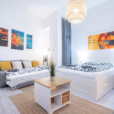 Studio In The Heart Of Party District Ka28 Budapest Bagian luar foto